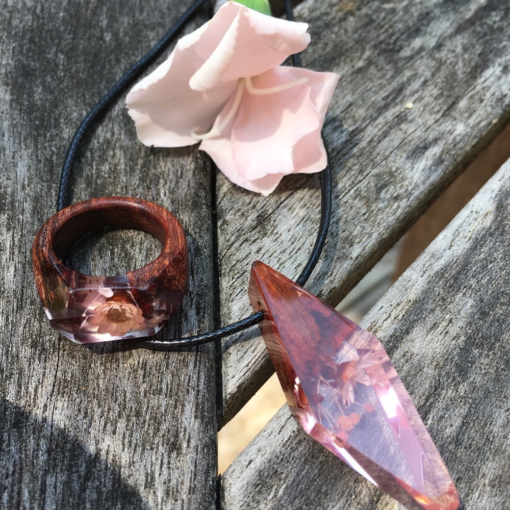 Unique Natural Resin Set- a necklace and a ring